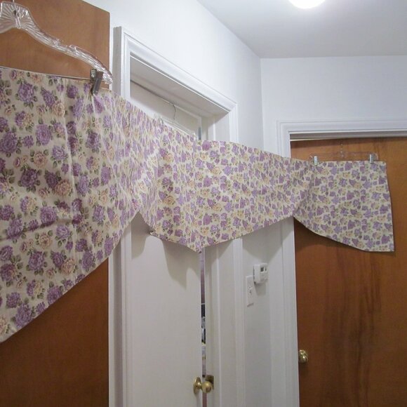 Floral Curtain Valance ~ Beige with purple flowers ~ 18-3/4 x 104" ~ Beautiful! - Picture 3 of 13